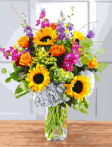 Букет разноцветных цветов на столе