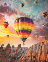 Разноцветный воздушный шар над Каппадокией